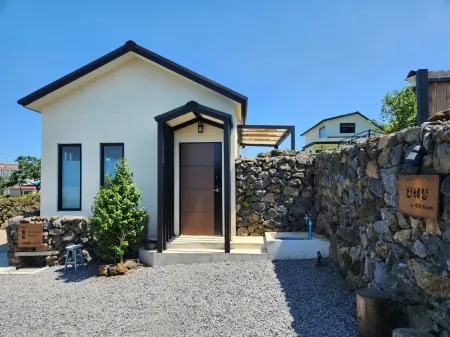 Jeju Jamijami Stay Отели рядом с достопримечательностью «Aewol Coast Road»