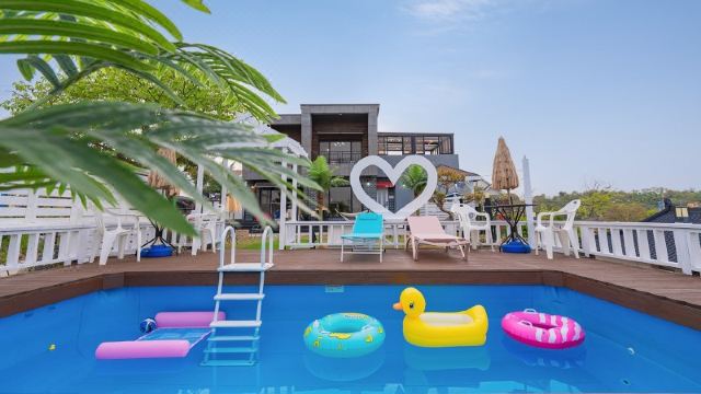 [펜션의 깔끔한 객실 내부 사진]