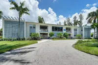 Coastal Downtown Naples Condo - Walk to the Beach!