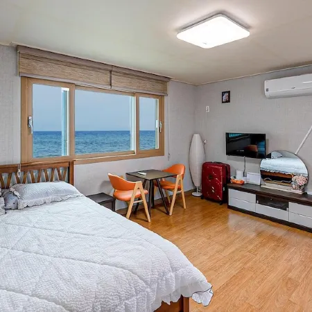 Jeju Woljeongri Pungcha Pension Отели рядом с достопримечательностью «Пляж Джимйонг»