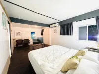 Near Beach Hostel - Adults Only Hotel dekat Wat Choeng Thale