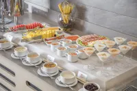 ฮอลิเดย์ อินน์ แอนด์ สวีทส์ อากวัสกาเลียนเตส บาย IHG - พร้อมอาหารเช้า