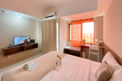 Cozy and Warm Studio at Gateway Park LRT City Bekasi Apartment by Travelio Hotel di Pondokgede