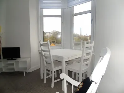 Snug - Grian-aig Apartment Hotels near Fun World Leisure