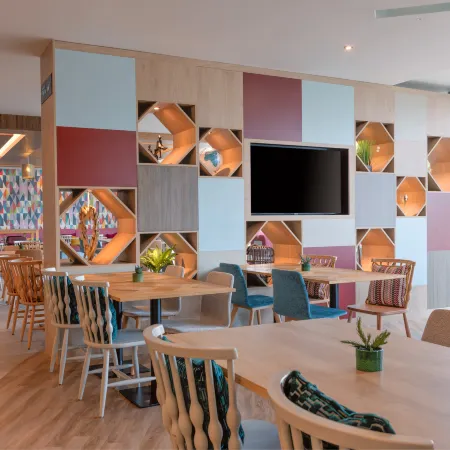 Hampton by Hilton Ashford International