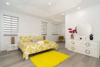 Tropical deluxe villa- weekly and monthly discounts available