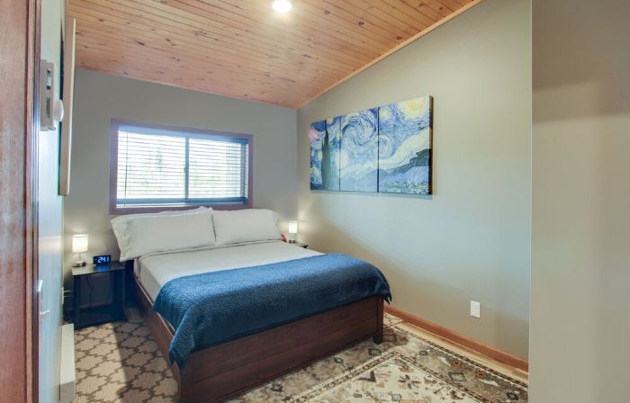The 4th Overlook Seeps 4, In-between Crystal Mountain and Traverse City! WI-FI