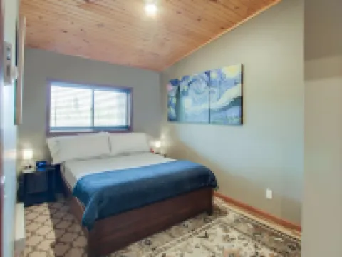 The 4th Overlook Seeps 4, In-between Crystal Mountain and Traverse City! WI-FI Hotels in Interlochen