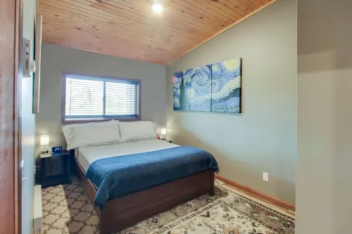 The 4th Overlook Seeps 4, In-between Crystal Mountain and Traverse City! WI-FI - Wifi