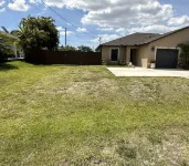 Cozy pool house. Small families are welcome, near from all local attractions.
