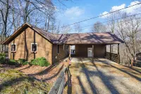 Serene Mountain View Retreat. Pool, Firepit & Hot tub, Fireplace  Dogs Welcome! Hotels in Gilmer County