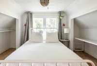 Farmhouse on wine scenic route, alpacas and hot tub. Pet friendly.