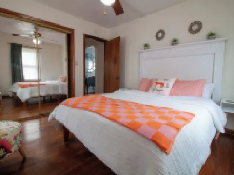 Riverfront Retreat with Dock! Just a few minutes from the local boat ramp Hotels in Nitro