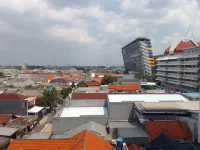 The Square Surabaya - Apartemen Service - King Bed Suite for 2 - Netflix & WiFi - Near Kampus Petra Hotels in Wonocolo