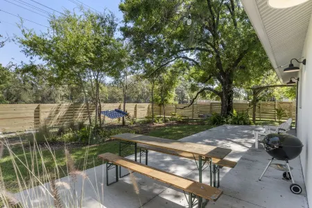 Secluded Cottage with Hot Tub, Walking Distance to Benderson and Utc. Отели в г. Те-Медоуз