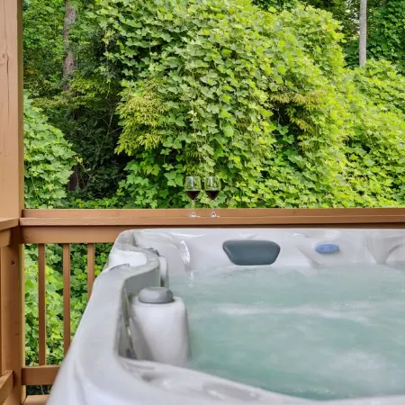 Close to Town, Private, Hot Tub, Fireplace, Fire Pit