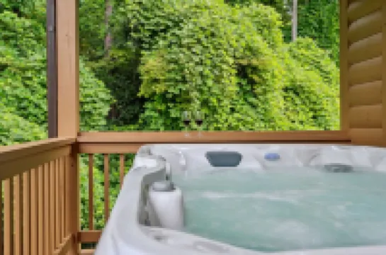 Close to Town, Private, Hot Tub, Fireplace, Fire Pit