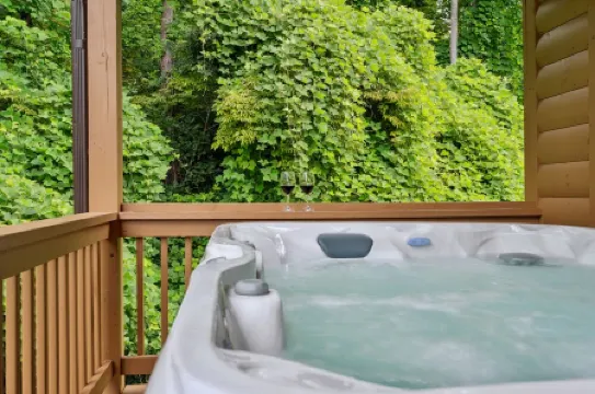 Close to Town, Private, Hot Tub, Fireplace, Fire Pit