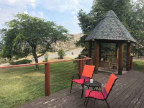 Spectacular Views on 4 Acre Family Oasis Among Vineyards and Orchards