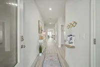 Coastal Home- Walk,Bike, Golf Cart 2 Pools & Beach. Close 2 Shops & Pickleball!