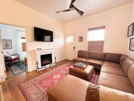 Charming Cottage Retreat Отели рядом с достопримечательностью «African American Museum and Library»