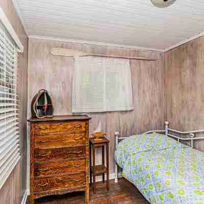 Lakefront Cottage with Gorgeous Sunsets Rooms