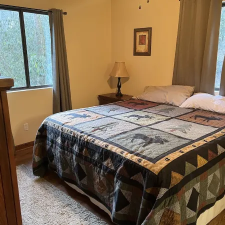 5 minutes to Helen center, hot tub, on creek with waterfall’
