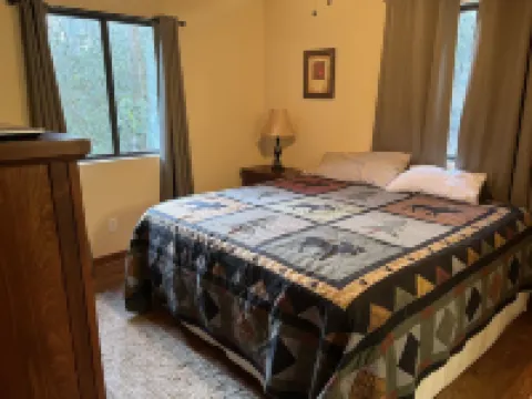 5 minutes to Helen center, hot tub, on creek with waterfall’