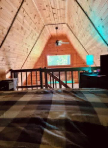 Cozy quaint cabin tucked back in the woods- Secluded, private - couples getaway