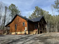 Peaceful and pristine newly built cabin perfectly located near the Ocoee River