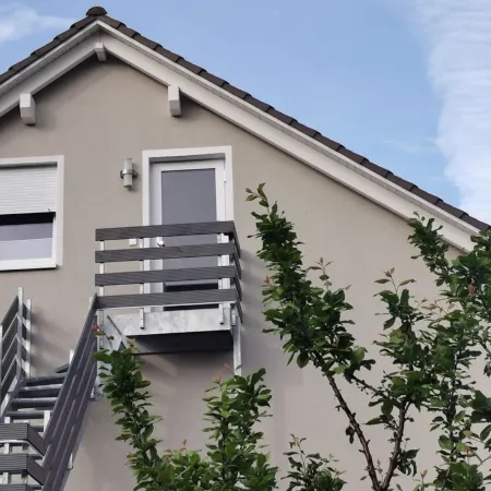 Moderne Ferienwohnung in Ruhiger Elbnaher Lage mit Guter Verkehrsanbindung Отели рядом с достопримечательностью «Шенфельд-Вайссиг»