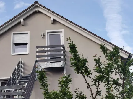 Moderne Ferienwohnung in Ruhiger Elbnaher Lage mit Guter Verkehrsanbindung Отели рядом с достопримечательностью «Шлос Пилльниц»