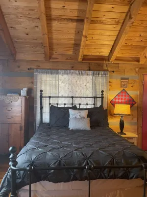 Treehouse River front with Mountain View-Wifi/Cable and Hot tub
