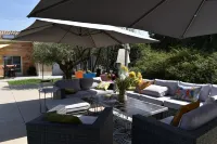 Villa for 10 Guests with Pool, Surrounded by Trees, Just 15 Min from Bordeaux