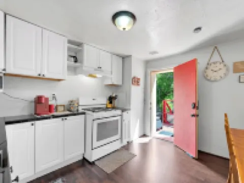 The Red Door Wanderer’s Nest - A Historical 1920's Downtown Gem - Pet Friendly