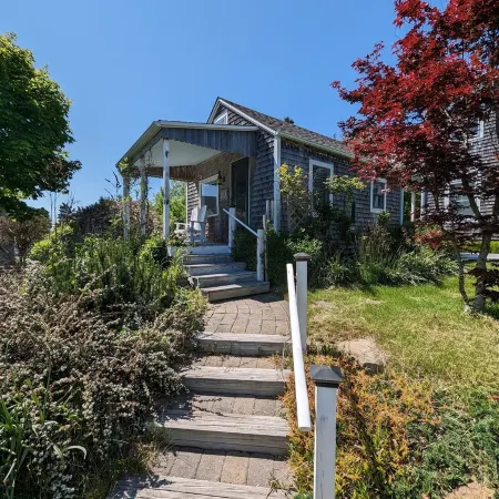 Cozy cottage with Ninigret Pond access and a short walk to the beach