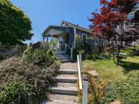 Cozy cottage with Ninigret Pond access and a short walk to the beach