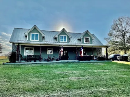 Your 12 Acre Farmhouse Retreat - Relax and Unwind by the Campfire and Pond