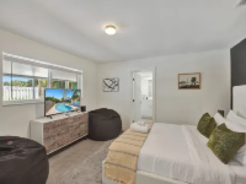 Beachside Haven with Pool & BBQ. 6 min to Beach