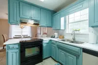 Charming Bungalow- Sleeps 8, Close to Moody AFB/Freedom Park & Pet Friendly!