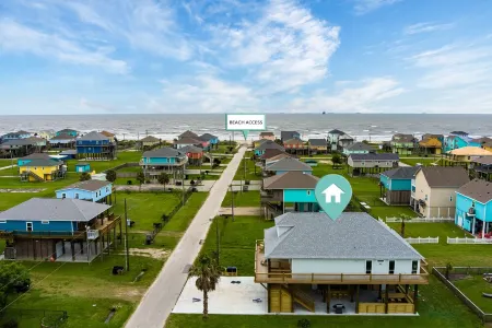 Great for Families + Sleeps 24 Comfortably + Tiki Bar + 3 Min Walk to the Beach Отели рядом с достопримечательностью «Port Bolivar»