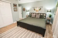 Relaxing Apollo Waterfront Retreat I Pool l Spa l Dock I Firepit