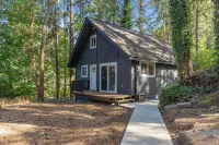 FREE Hot Tub Use + LV 2 EV Charging! Cozy Cabin - 5 min from Belfair State Park