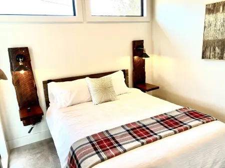 Cozy/Cute Tiny House close to wineries, wedding venues & outdoor fun Отели рядом с достопримечательностью «Ian's Chapel at Camp Lucy»