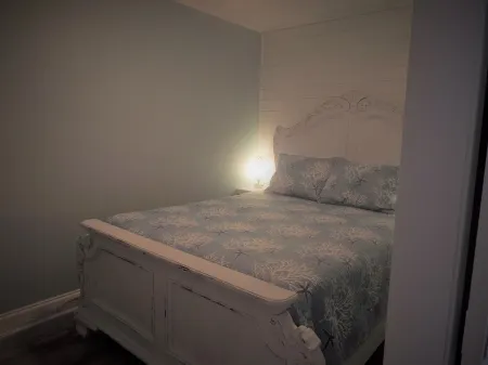 Oceanfront Condo with beautiful Sunsets - Dolphins, Pools, and family fun Отели рядом с достопримечательностью «Cockspur Island Lighthouse»