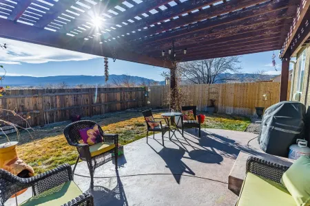 Beautiful Warm and Spacious Home, 3bed/2 full bath