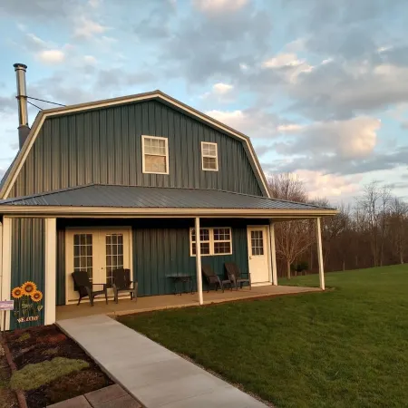 "The Barn at Sunset Lane" - Spacious 4Br Home on 16 Acres