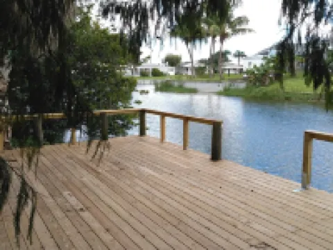 Renovated,clean,comfortable,trailer on canal with Lake Okeechobee access. 오키초비 호텔