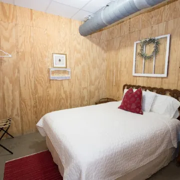 Southern Comfort Cabin- minutes from the river and the lake!