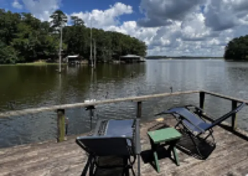 Cozy Cabin with Screened Porch and Fishing Dock on Lake D'Arbonne